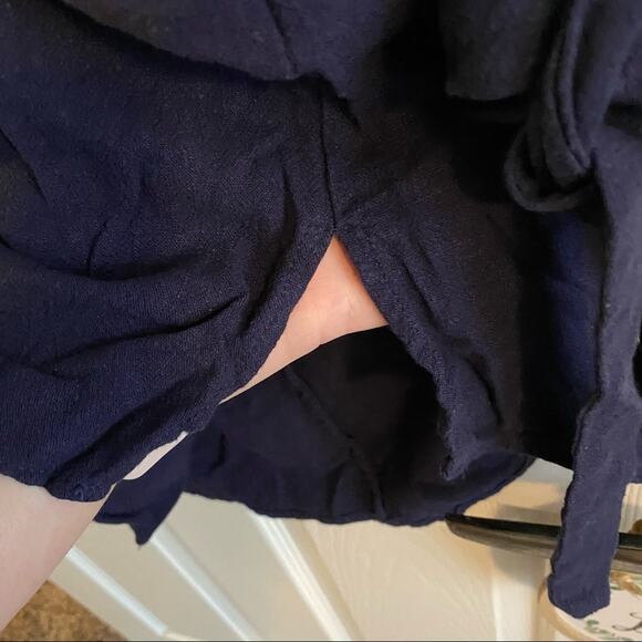 Umgee Linen Blend Navy Blue Cold Shoulder Top Size Medium - Picture 6 of 7